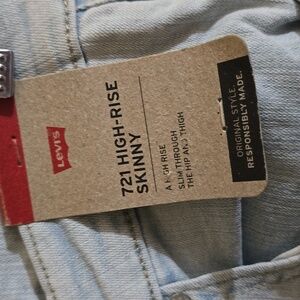 NWT Levis 721 high rise skinny With Frayed Hem